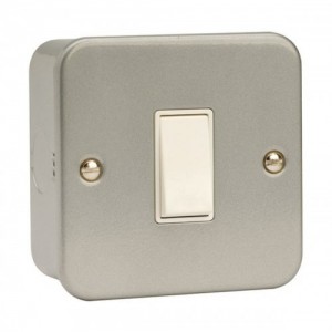 Scolmore CL025 Essentials Metalclad 1 Gang Intermediate Plateswitch With Mounting Box 10A