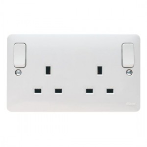 Hager WMSS82O Sollysta White Moulded 2 Gang Double Pole Switched Socket With Dual Earth & Outboard Rockers 13A