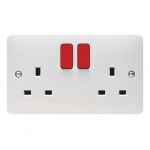 Hager WMSS82R Sollysta White Moulded 2 Gang Double Pole Switched Socket With Dual Earth & Red Rockers 13A