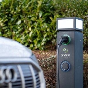 Evec E2P02 Black 22kW 32A3Ph Untethered Smart EV Pedestal Charger With 4G + Bluetooth + Wi-Fi & 1 x Type 2 Socket IP54 Black