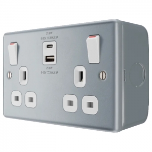 BG Electrical MC522UAC22 Metalclad 2 Gang Single Pole 13A Switched Socket With 1 x Type A + 1 x Type C USB Charging Sockets With Mounting Box 22W